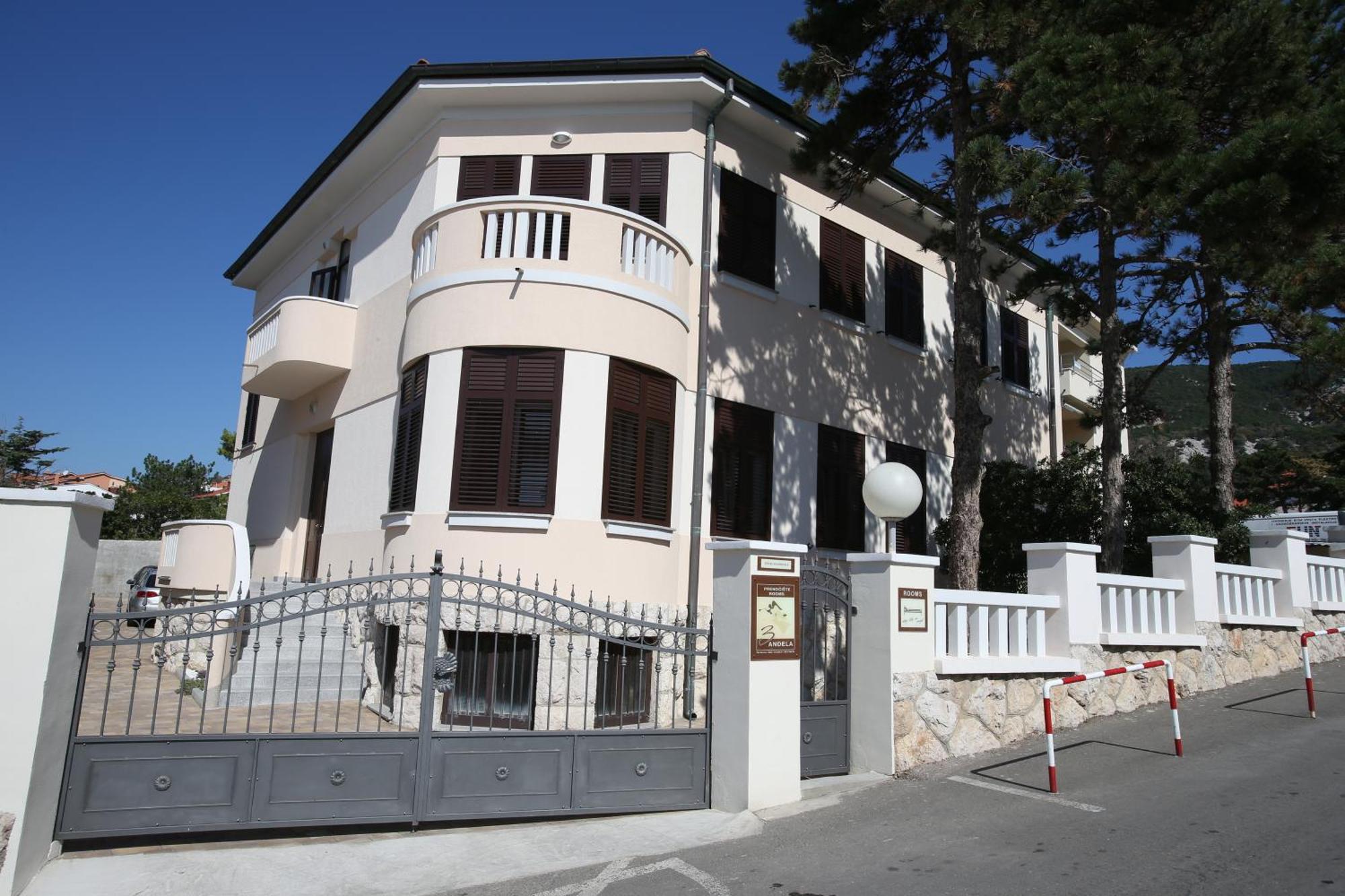 Apartment & Rooms Three Angels Башка Экстерьер фото